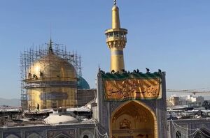 فیلم / نصب کتیبههای ولادت امام حسن (ع) در حرم رضوی