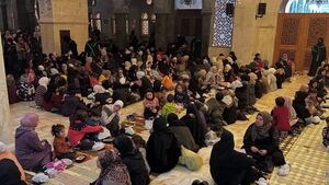 افطاریهای اجباری در حرم حضرت زینب (س) + فیلم