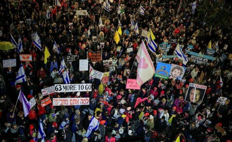 آخرین تحولات روز بیست و ششم نقض آتش بس/ کمیته اسرای صهیونیست: تظاهرات تا آزادی تمام اسرا ادامه پیدا خواهد کرد/ هیئت حماس برای گفتوگو در خصوص آتشبس عازم قاهره شد/ حمله موشکی مقاومت فلسطین به شهرکهای صهیونیستی