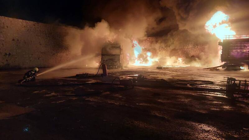 وقوع آتشسوزی گسترده نزدیک فرودگاه حلب سوریه+ تصاویر