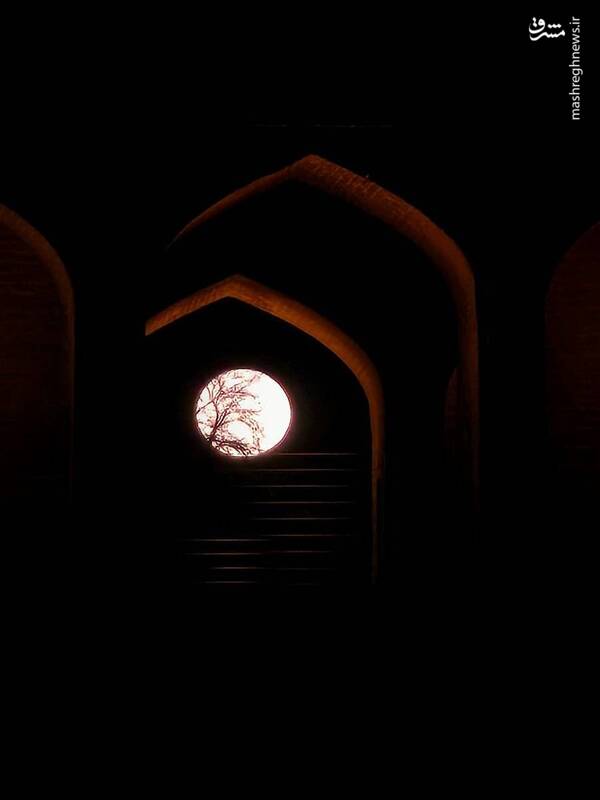 ماه شب چهارده از پنجرهی سیوسه پل اصفهان