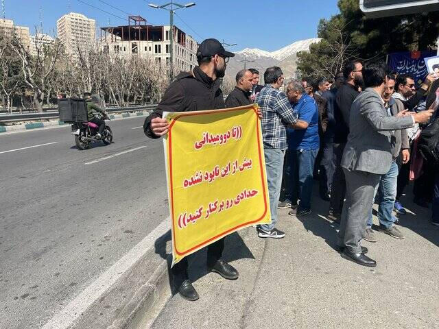 تجمع اهالی منتسب به دوومیدانی مقابل وزارت ورزش 3