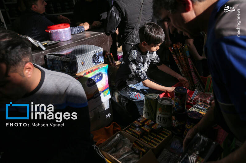 عکس/ بازار فروش مواد محترقه