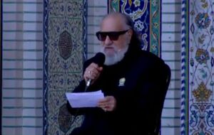 فیلم / قرائت فرازی از وصیت نامه امام علی (ع) توسط آقای بازیگر در حرم رضوی