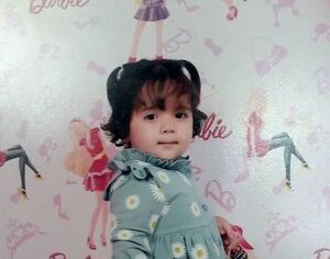 سفره هفت سین بر مزار دختر کاپشن صورتی