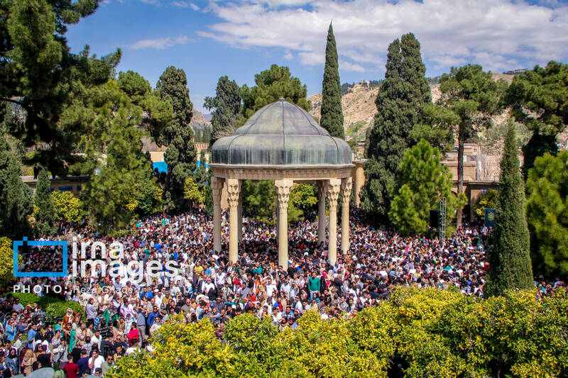 عکس / تحویل سال نو در آرامگاه حافظ 2