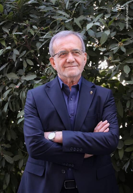 نقش بستن نام حضرت علی (ع) بر لباس نوروزی پزشکیان