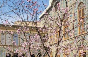 تصویری از بهار در کاخ گلستان