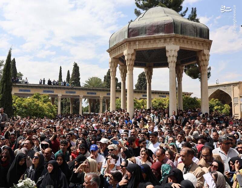 لحظه تحویل سال۱۴۰۴ در حافظیه + عکس