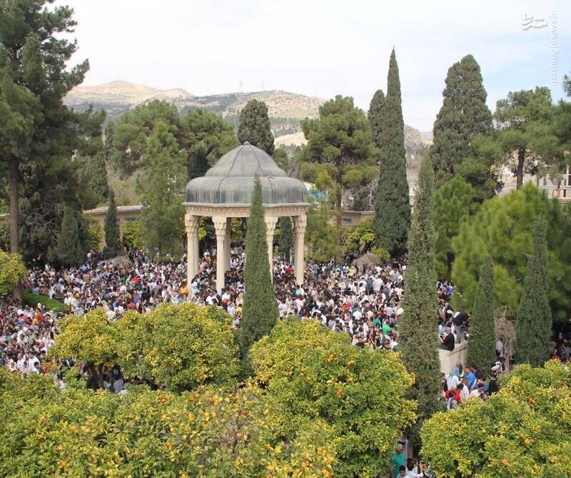 لحظه تحویل سال۱۴۰۴ در حافظیه + عکس