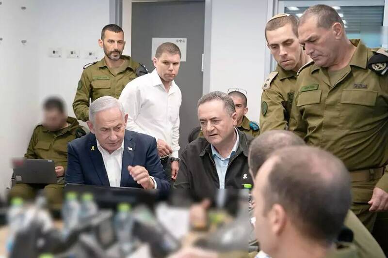 آخرین تحولات درگیریهای منطقه ای/ ادامه حملات صهیونیستها به غزه و شلیک راکت از جنوب لبنان/ وزیر جنگ رژیم صهیونیستی: حملات تا زمان آزادی همه اسرای ادامه خواهد یافت