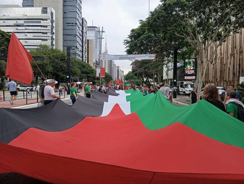 بزرگترین پرچم فلسطین در برزیل برافراشته شد+ تصاویر و فیلم