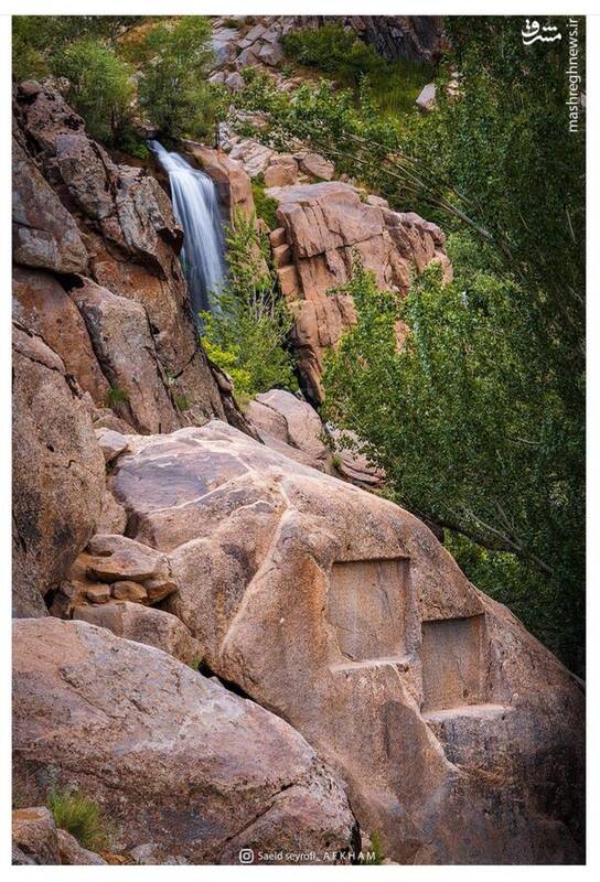 تصویری از آبشار و کتیبههای گنجنامه 2