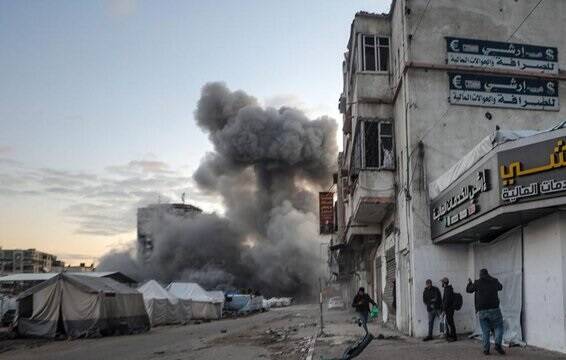 آخرین تحولات روز هشتم نقض آتش بس/ نسل کشی صهیونیستها در غزه ادامه دارد/ استمرار تجاوزات آمریکا به یمن/ انصارالله: همه دنیا باید منتظر شگفتیهای جدیدی که یمن ارائه خواهد داد، باشند/ عمیق تر شدن بحران داخلی در سرزمینهای اشغالی