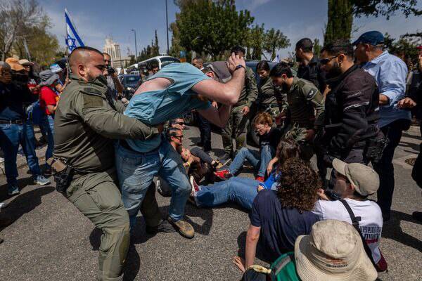 آخرین تحولات روز هشتم نقض آتش بس/ نسل کشی صهیونیستها در غزه ادامه دارد/ استمرار تجاوزات آمریکا به یمن/ انصارالله: همه دنیا باید منتظر شگفتیهای جدیدی که یمن ارائه خواهد داد، باشند/ عمیق تر شدن بحران داخلی در سرزمینهای اشغالی