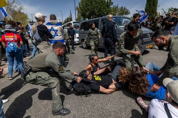 آخرین تحولات روز هشتم نقض آتش بس/ نسل کشی صهیونیستها در غزه ادامه دارد/ استمرار تجاوزات آمریکا به یمن/ انصارالله: همه دنیا باید منتظر شگفتیهای جدیدی که یمن ارائه خواهد داد، باشند/ عمیق تر شدن بحران داخلی در سرزمینهای اشغالی