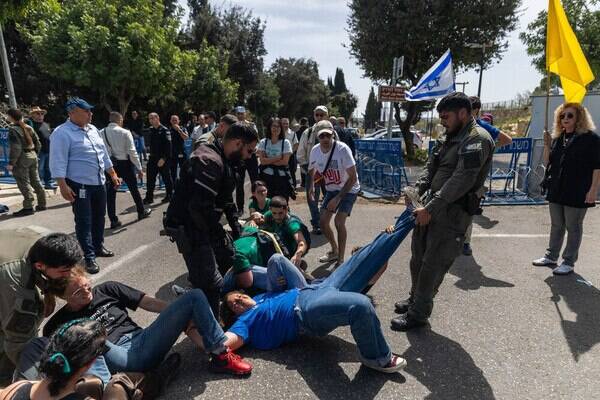 آخرین تحولات روز هشتم نقض آتش بس/ نسل کشی صهیونیستها در غزه ادامه دارد/ استمرار تجاوزات آمریکا به یمن/ انصارالله: همه دنیا باید منتظر شگفتیهای جدیدی که یمن ارائه خواهد داد، باشند/ عمیق تر شدن بحران داخلی در سرزمینهای اشغالی