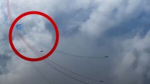 برخورد وحشتناک دو جنگنده فرانسوی در یک نمایش هوایی+ فیلم