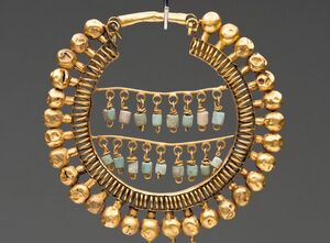 تصویری از گوشواره هخامنشی از جنس طلا و فاینس