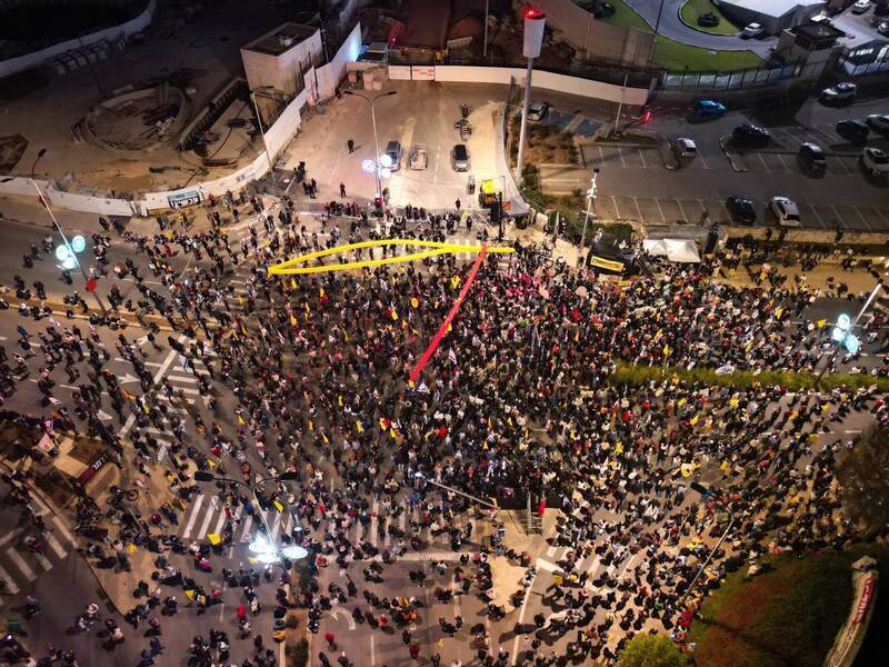 آخرین تحولات روز دهم نقض آتشبس/ سخنگوی حماس در حمله رژیم صهیونیستی به شهادت رسید/ ادامه حملات موشکی یمن به فلسطین اشغالی/ لیبرمن: ما به دوران حملات موشکی مداوم بازگشتهایم/ ادامه تلاش کشورهای میانجی برای احیای آتش بس در غزه