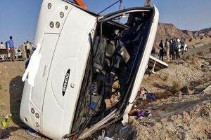 واژگونی یک دستگاه اتوبوس با ۴٨ مسافر در محور کرمان_راور