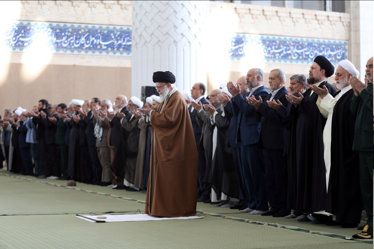 نماز عید فطر به امامت رهبر انقلاب اقامه شد/ حضور گسترده مردم در نماز عید سعید فطر در سراسر ایران+ فیلم و عکس