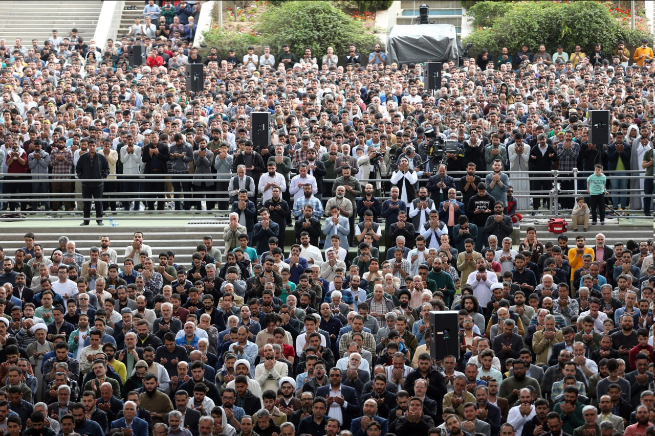 نماز عید فطر به امامت رهبر انقلاب اقامه شد/ حضور گسترده مردم در نماز عید سعید فطر در سراسر ایران+ فیلم و عکس