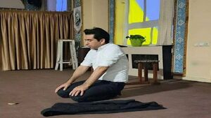 تصویری از نمازخواندن یک خواننده مشهور