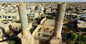تصویری از مناره‌های نظامیه ابرکوه، یادگاری از دوره ایلخانیان