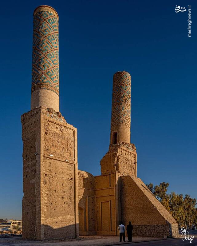 تصویری از مناره‌های نظامیه ابرکوه، یادگاری از دوره ایلخانیان