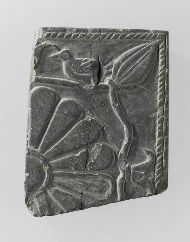 تصویری از نقشبرجسته هخامنشی با نقش پرنده و گیاهان