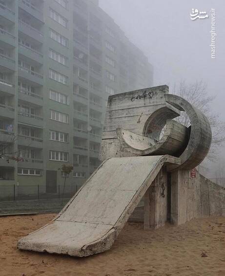 تصویری از پارک بازی از دوران کمونیسم در لهستان