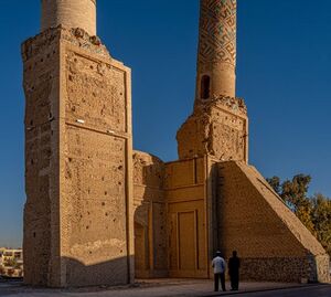 تصویری از مناره‌های نظامیه ابرکوه، یادگاری از دوره ایلخانیان