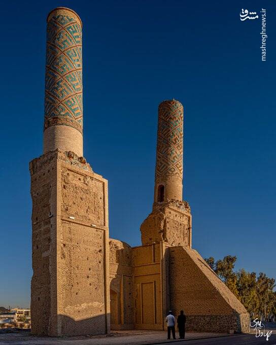 تصویری از منارههای نظامیه ابرکوه، یادگاری از دوره ایلخانیان