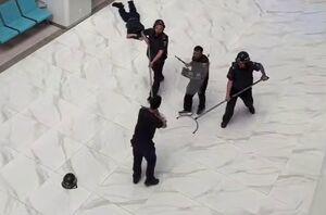 مقابله پلیس چین با یک قمه کش!