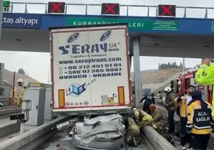 تصادف وحشتناک یک خودرو با تریلی در استانبول