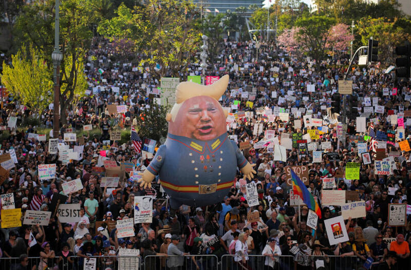 ترامپ نیامده، مردم را به خیابان کشاند/ تظاهرات سراسری ضد دولتی در سراسر آمریکا/ خشم مردم از سیاستهای اقتصادی سکاندار جدید کاخ سفید/ تظاهرا کنندگان: کاری کنید ایلان ماسک برود +عکس و فیلم