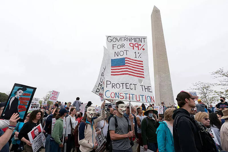 ترامپ نیامده، مردم را به خیابان کشاند/ تظاهرات سراسری ضد دولتی در سراسر آمریکا/ خشم مردم از سیاستهای اقتصادی سکاندار جدید کاخ سفید/ تظاهرا کنندگان: کاری کنید ایلان ماسک برود +عکس و فیلم