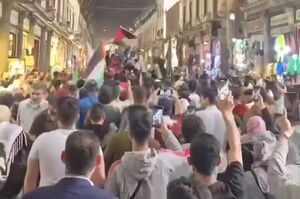 تظاهرات سوری‌ها در بازار حمیدیه دمشق