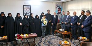 معاون اول رئیسجمهور به دیدار خانواده شهید برونسی رفت