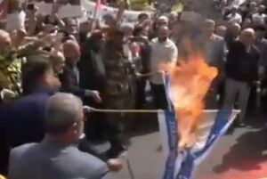 به آتش کشیدن پرچم اسرائیل در میدان فلسطین