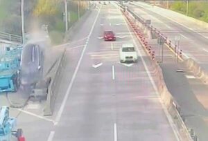 فیلم/ بی احتیاطی راننده، ماشین را به پرواز درآورد