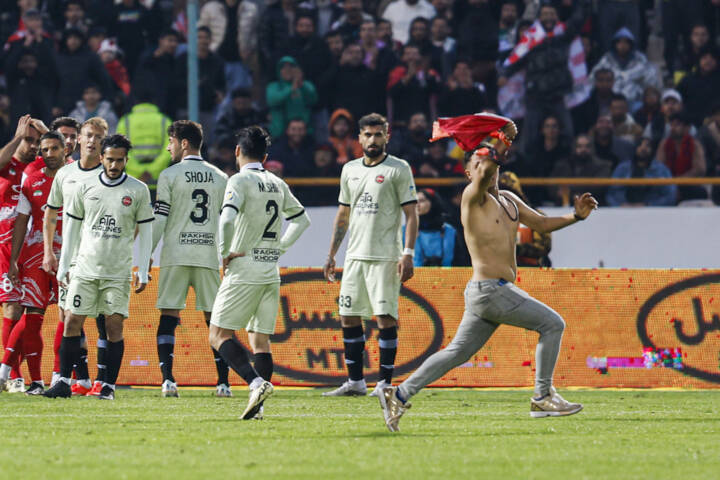 خودزنی با حکمهای عجیب؛ چرا میخواهید تماشاگران را از فوتبال بگیرید؟