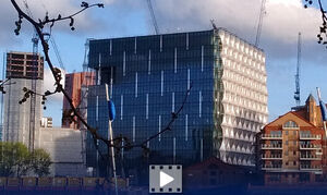 سفارت آمریکا در انگلیس به رنگ خون درآمد - کراپ‌شده