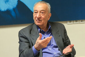 اکبر اعتماد