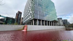 آب‌نمای سفارت آمریکا در لندن به رنگ خون درآمد