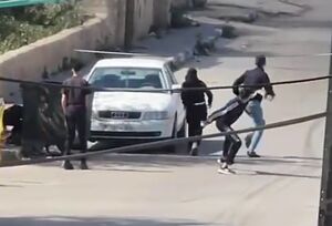 فیلم/ بدرقه ویژه صهیونیست‌ها با سنگ‌های جوانان فلسطینی
