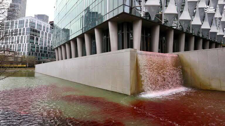 فیلم/ آب‌نمای سفارت آمریکا در لندن به رنگ خون درآمد