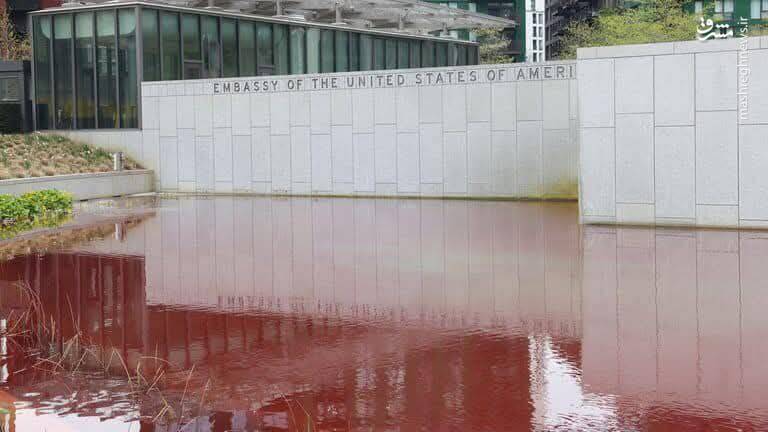 فیلم/ آب‌نمای سفارت آمریکا در لندن به رنگ خون درآمد