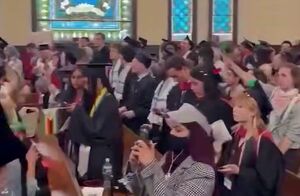 جشن فارغ‌التحصیلی دانشجویان هاروارد با پرچم فلسطین